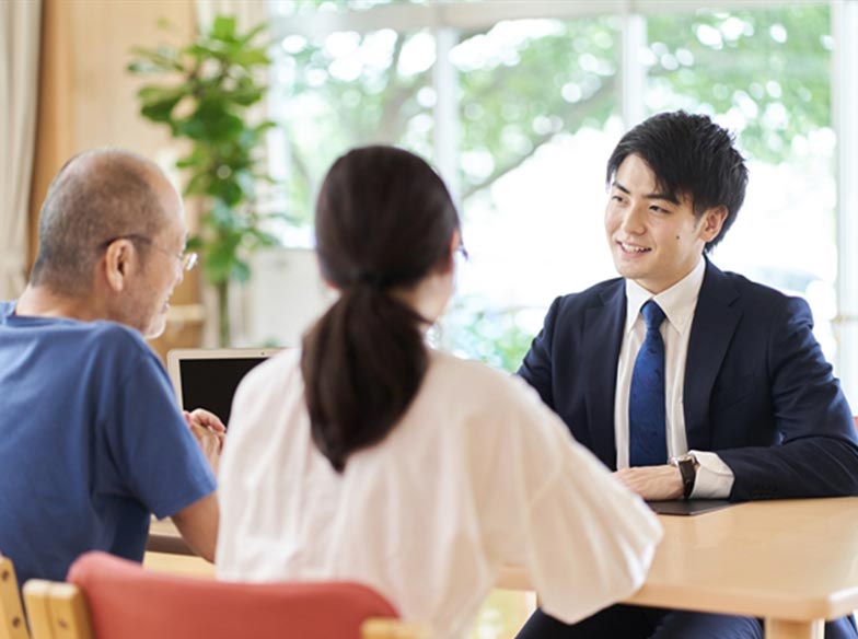 葬儀スタッフと遺族が打ち合わせをしている様子