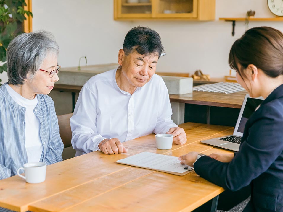 葬儀スタッフが事前相談に対応している様子